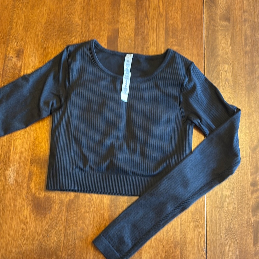 Lululemon on cropped shirt, built in bra
